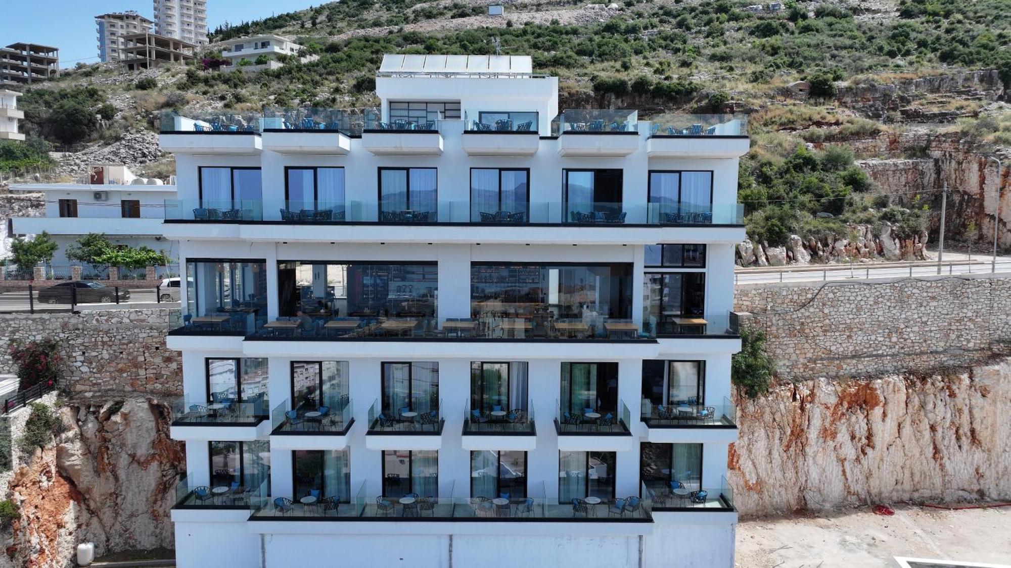 Litan Hotel Sarandë エクステリア 写真