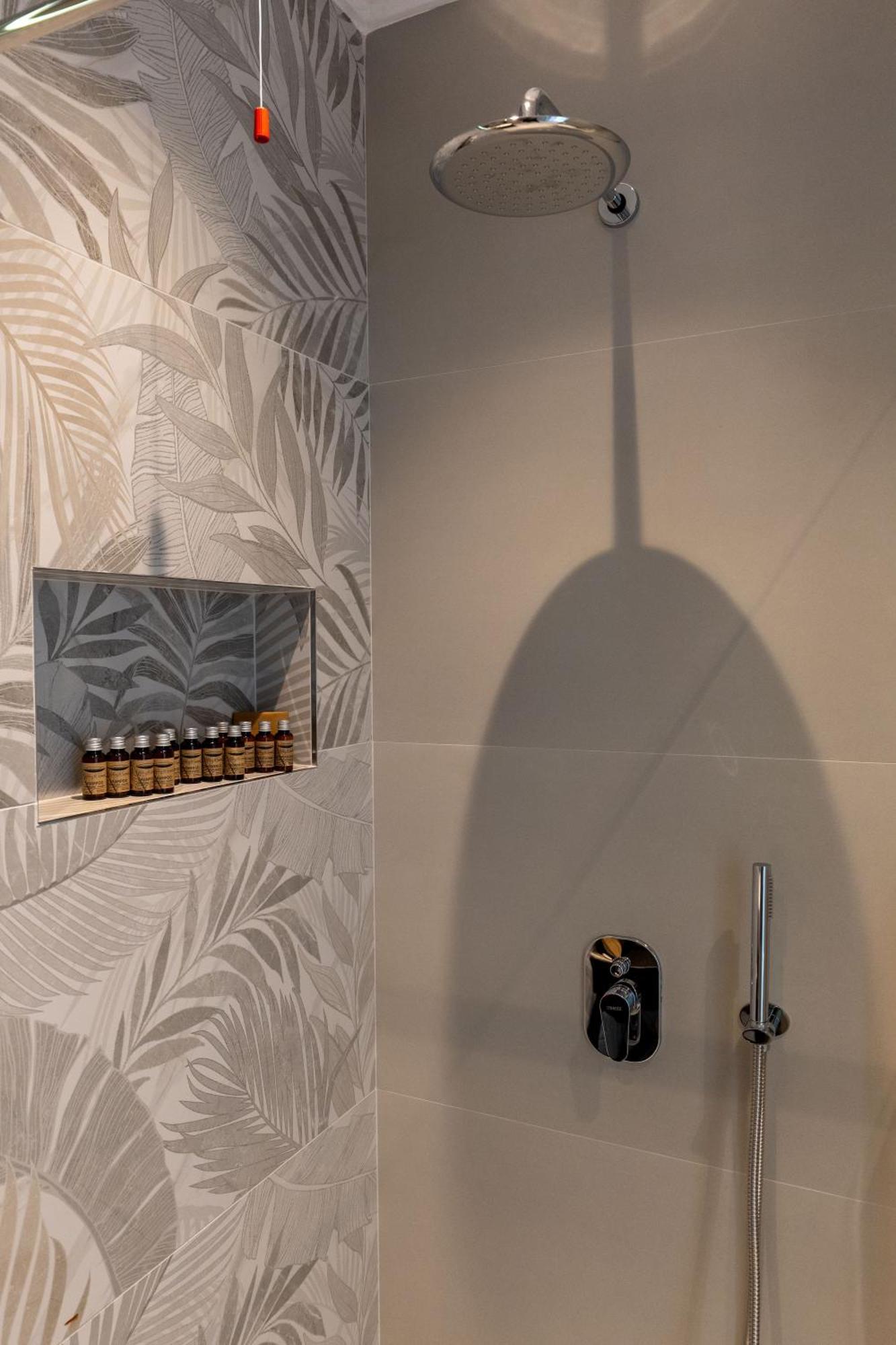 Litan Hotel Sarandë エクステリア 写真