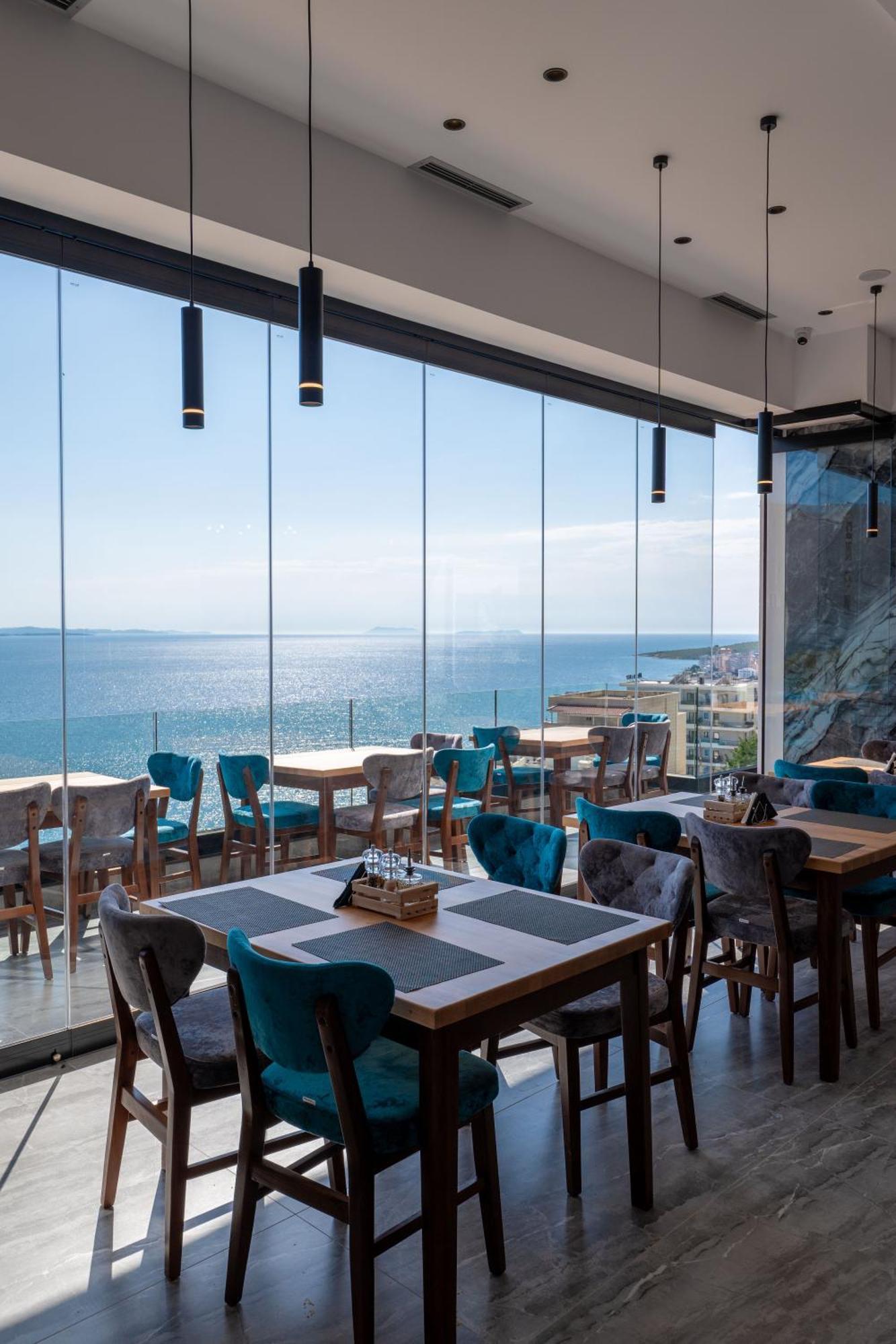 Litan Hotel Sarandë エクステリア 写真