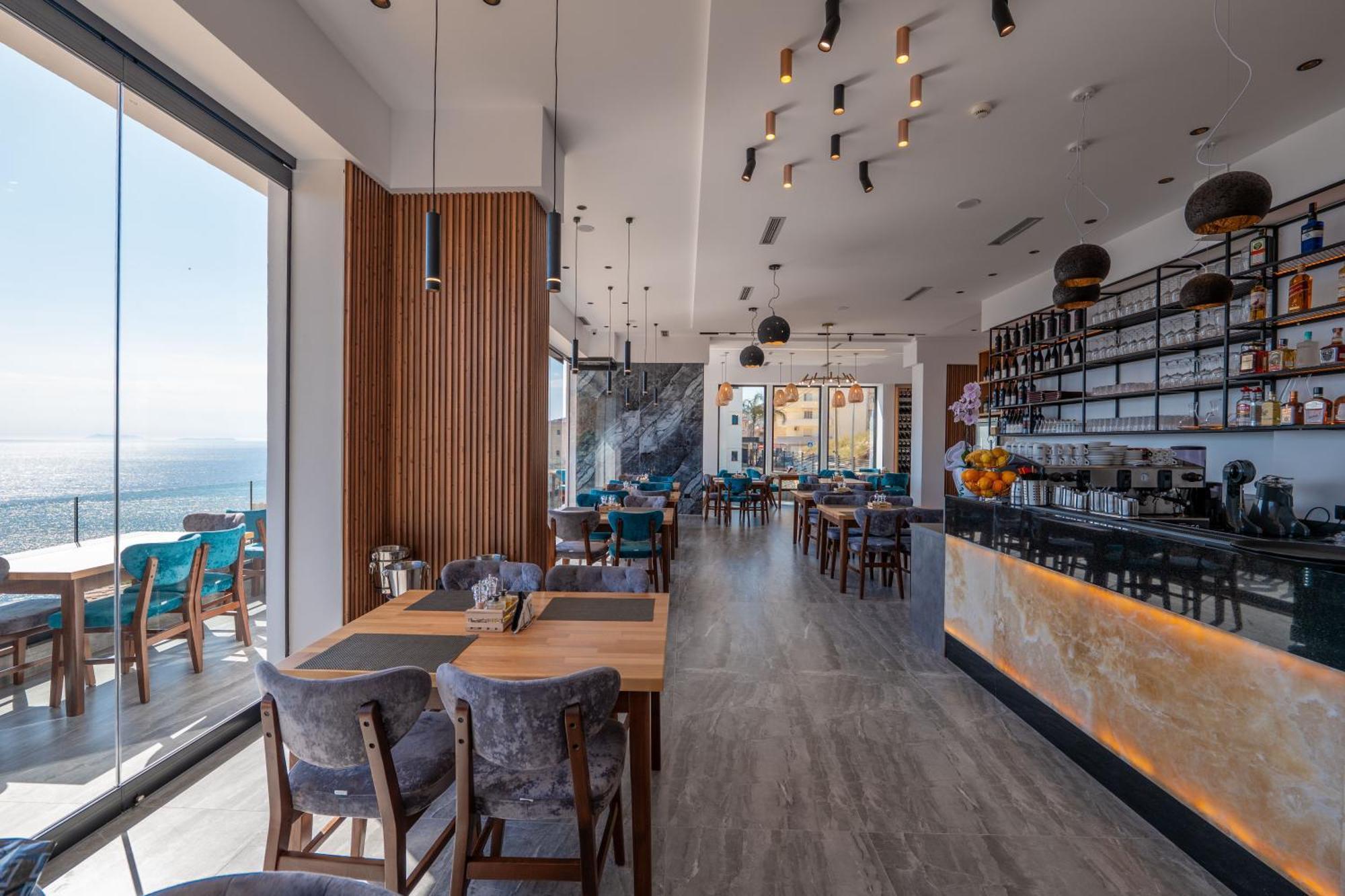Litan Hotel Sarandë エクステリア 写真