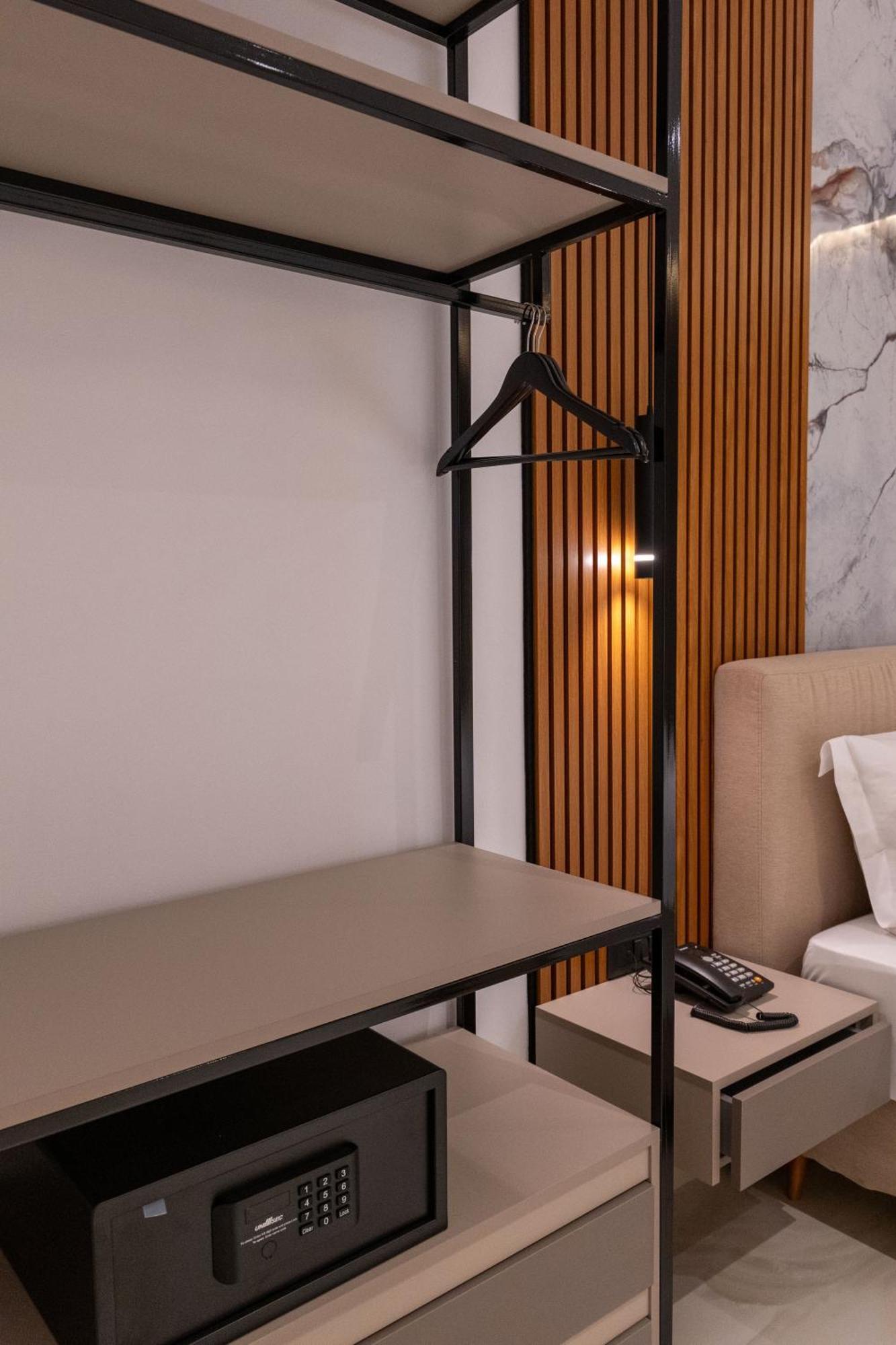 Litan Hotel Sarandë エクステリア 写真