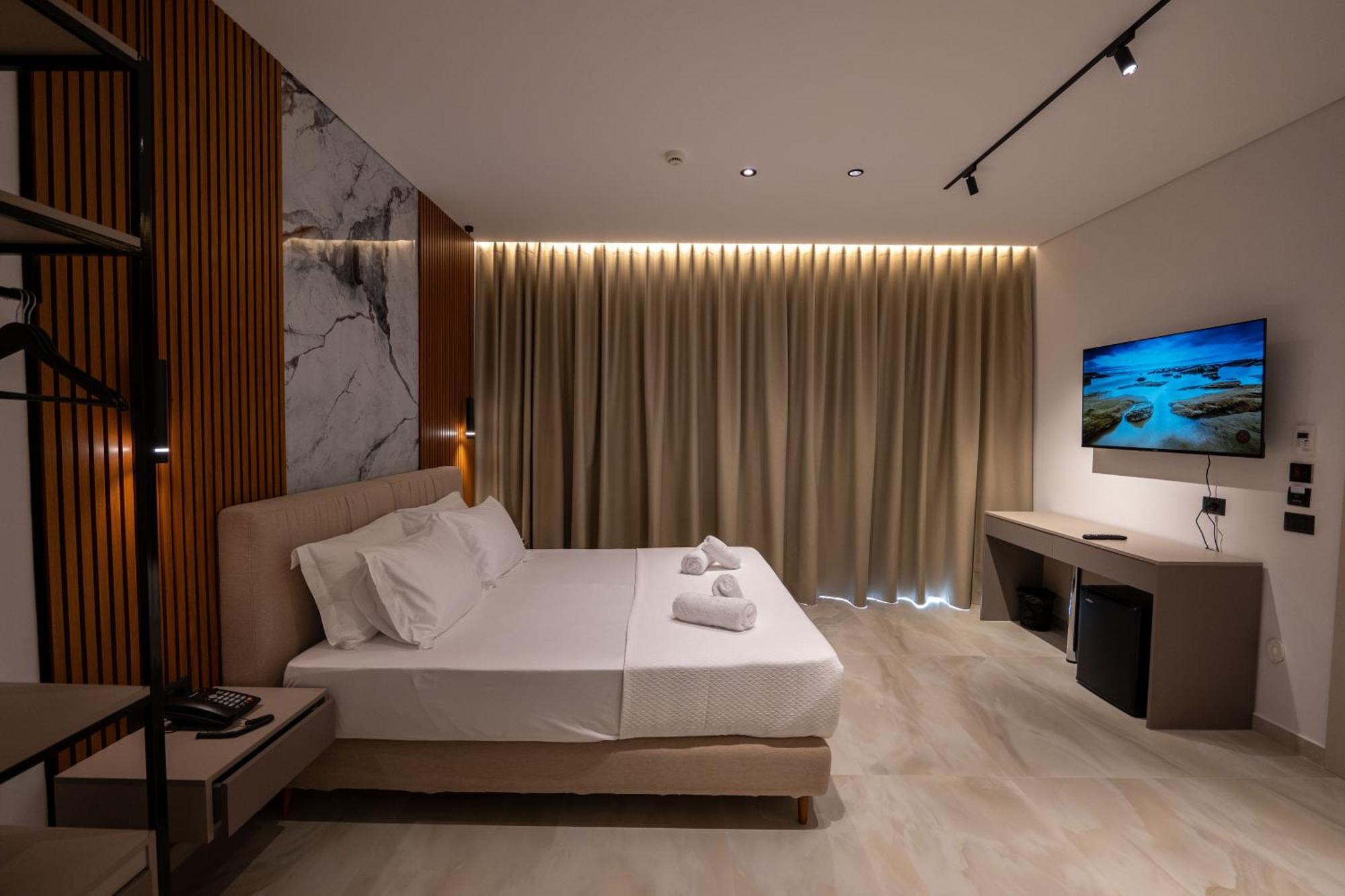 Litan Hotel Sarandë エクステリア 写真