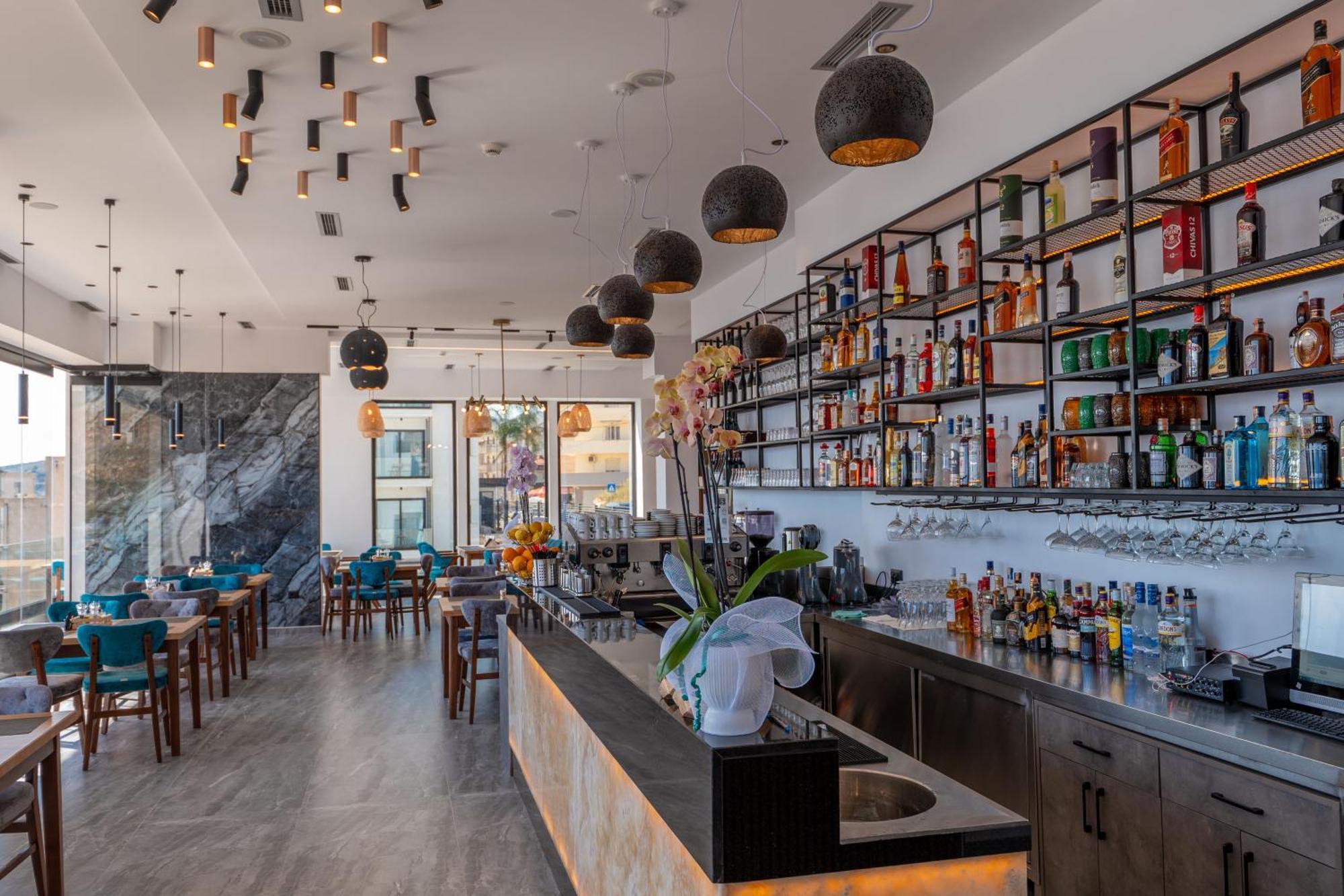 Litan Hotel Sarandë エクステリア 写真