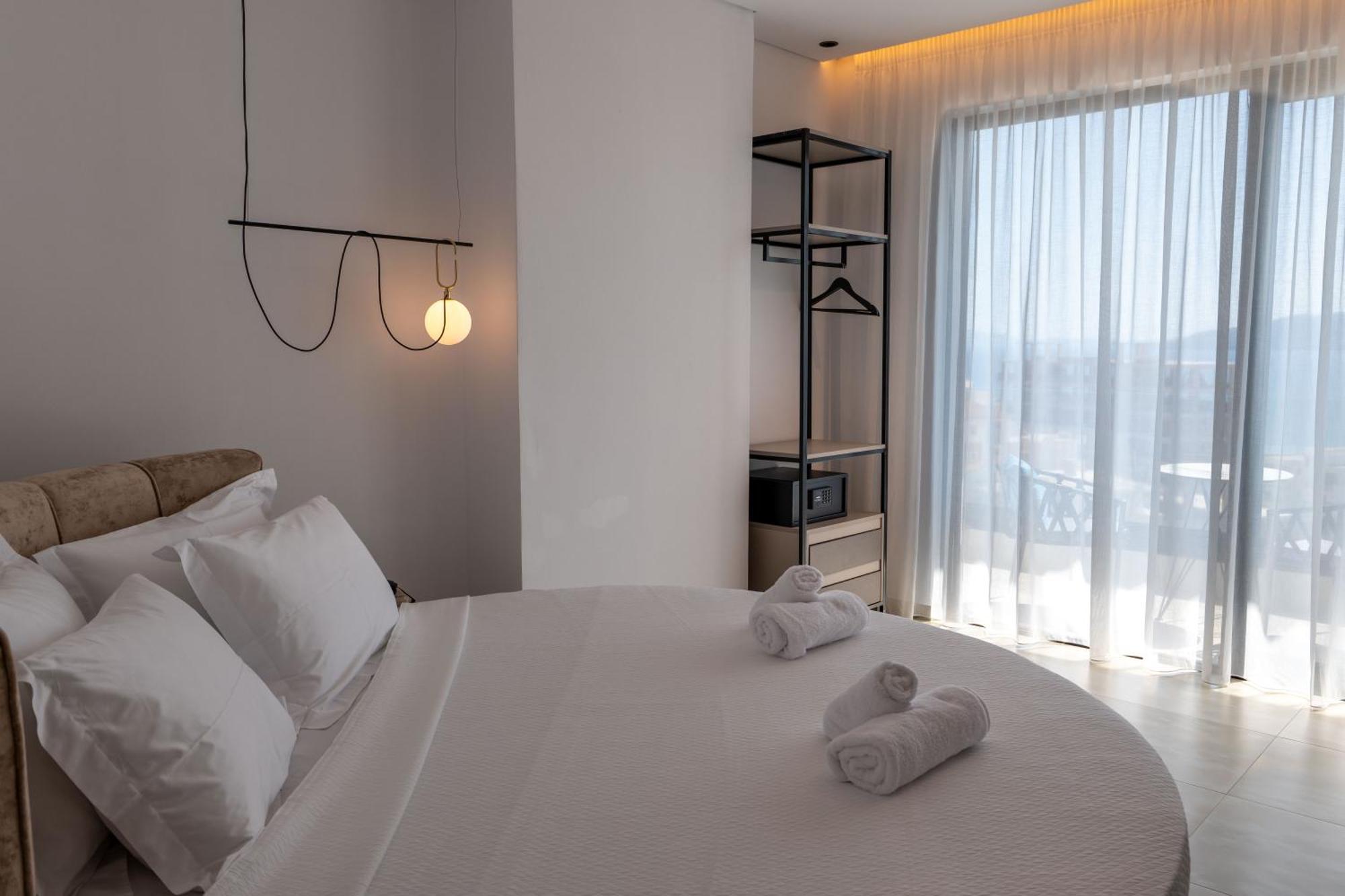Litan Hotel Sarandë エクステリア 写真