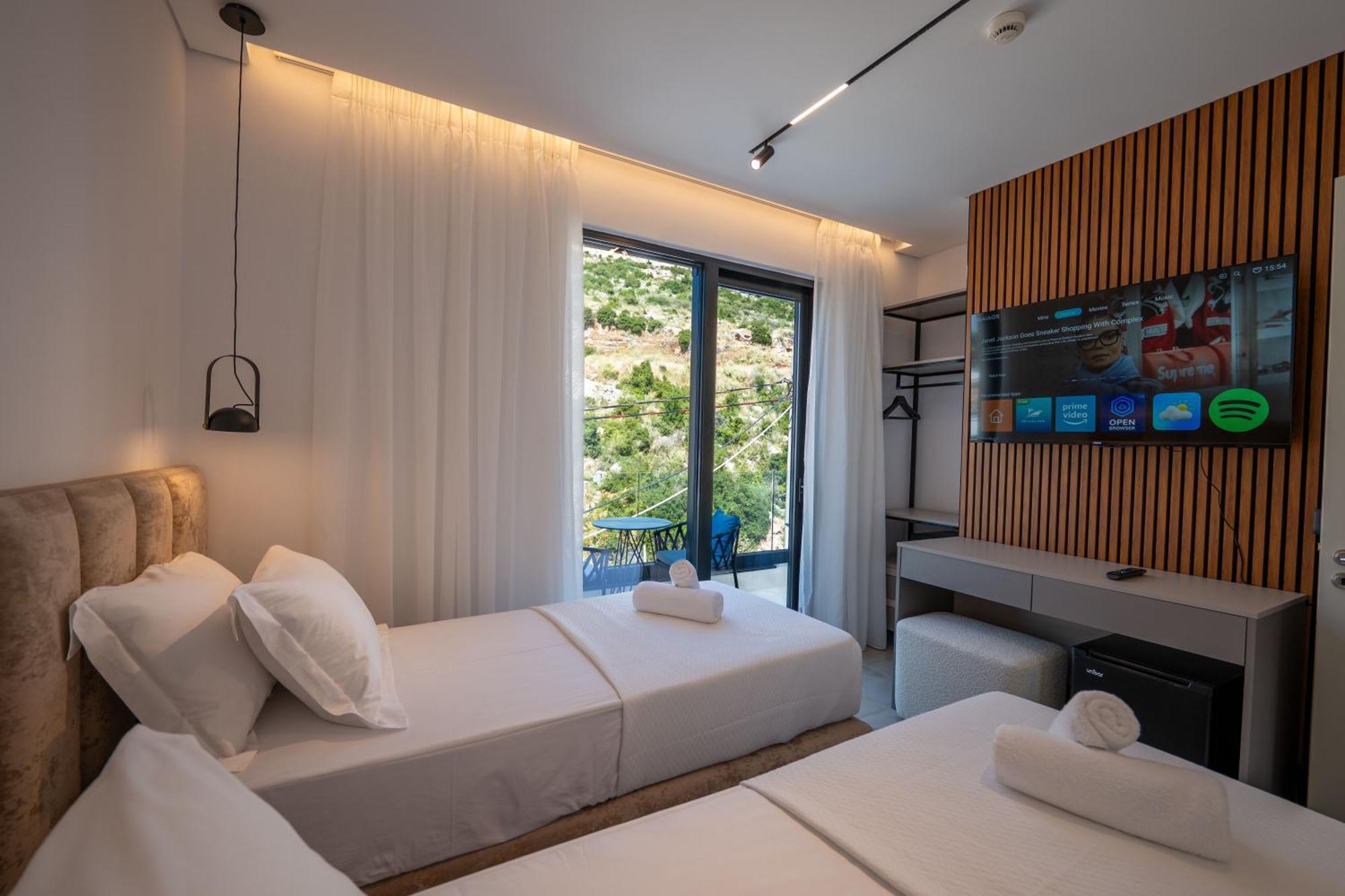 Litan Hotel Sarandë エクステリア 写真