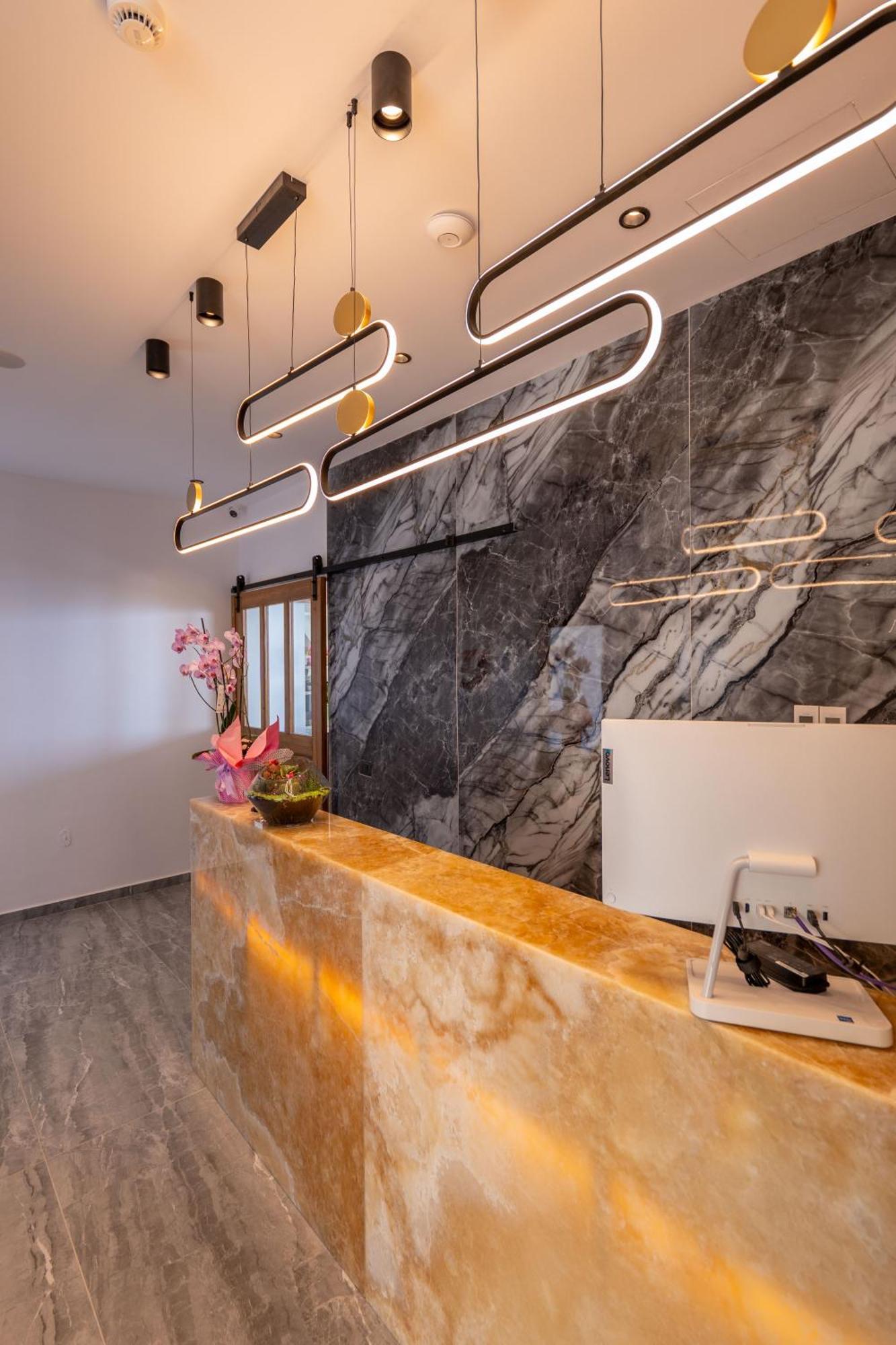 Litan Hotel Sarandë エクステリア 写真