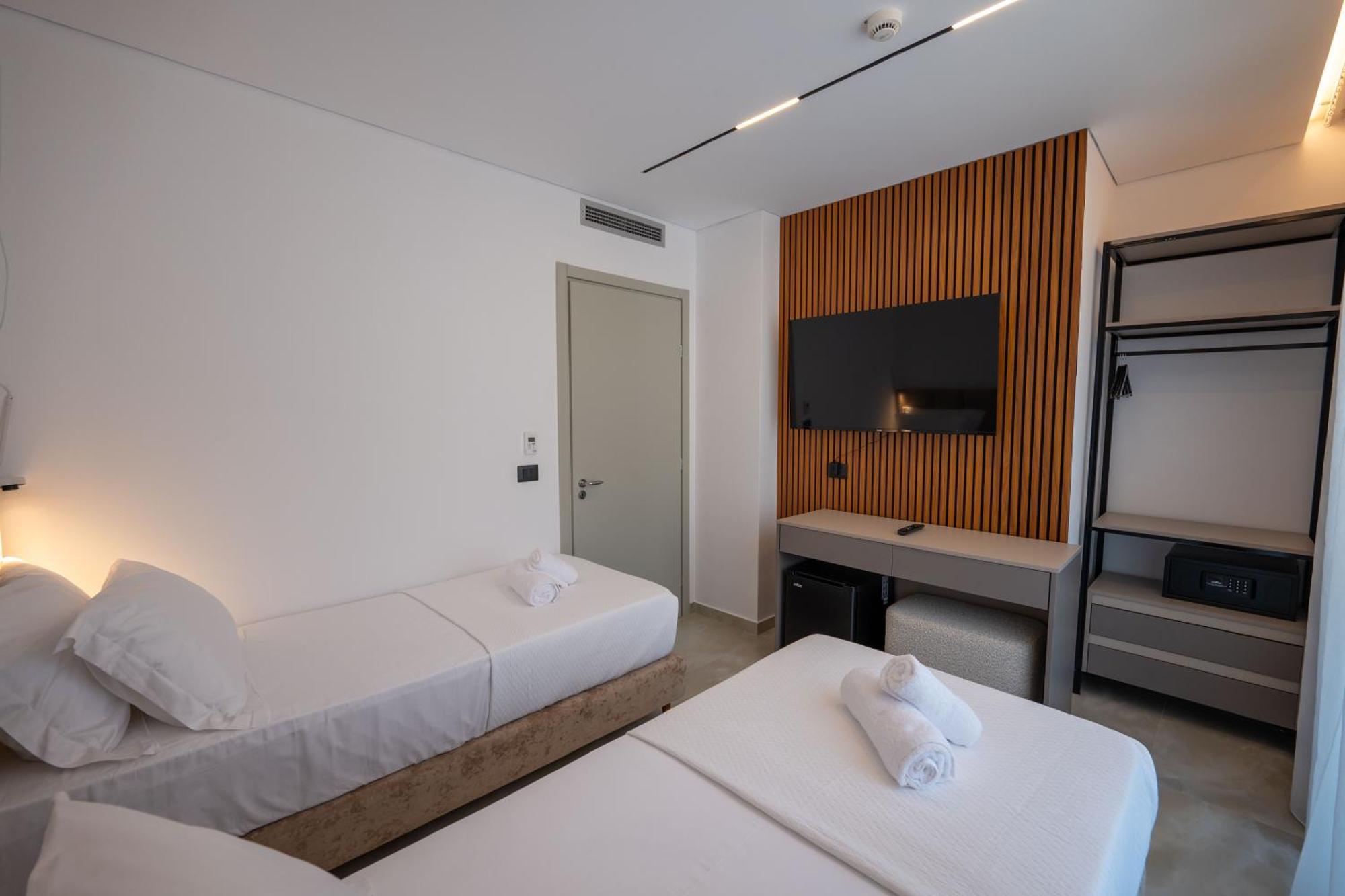 Litan Hotel Sarandë エクステリア 写真