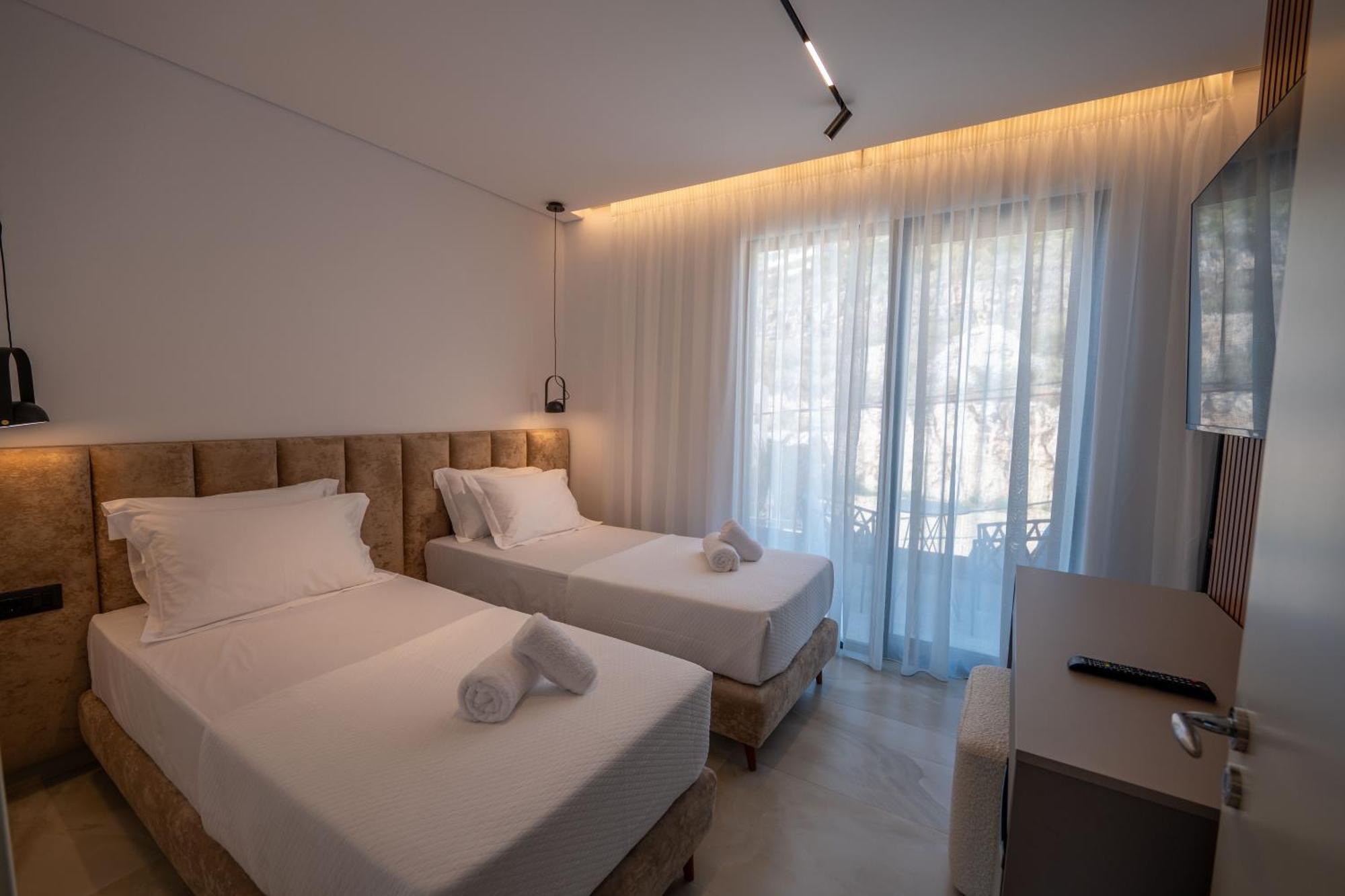 Litan Hotel Sarandë エクステリア 写真