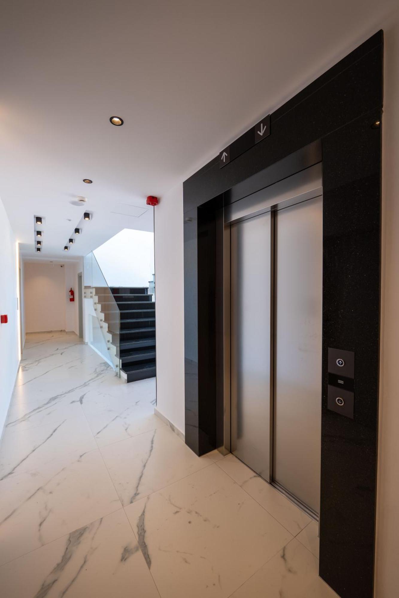 Litan Hotel Sarandë エクステリア 写真